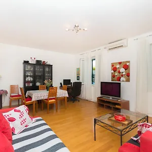 Leo Apartment Split